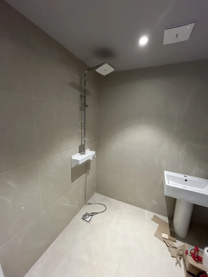 문이 없던 욕실 샤워부스 무프레임 교체 전 모습